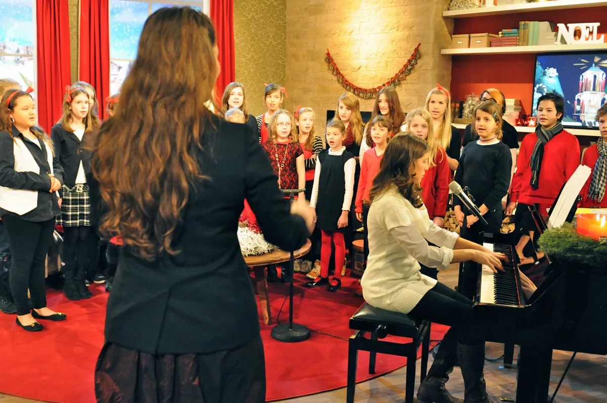 Die Lehrerinnen der Musikschule Uster – hier bei einem Fernsehauftritt 2012 – erhalten keine Lohnanpassung. Kinder und Jugendliche singen 2012 unter der Leitung von Dirigentin Nathalie Musardo in Roman Kilchspergers TV-Weihnachtsstube ein Weihnachtslied.